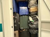 de nombreuses valises et sacs dans un local de stockage