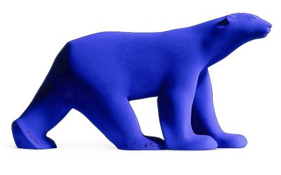 un ours en plastique bleu posé sur une surface blanche
