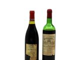 deux bouteilles de vin posées l'une à côté de l'autre sur une surface blanche