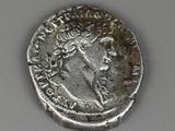 Gros plan sur une pièce de monnaie en argent portant un visage de femme