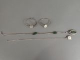 deux bagues en argent et une paire de boucles d'oreilles composées de perles vertes et blanches