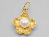 un gros plan d'un pendentif en forme de fleur de perle sur fond blanc