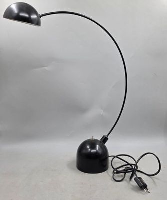 une image représentant une lampe noire à laquelle est attaché un cordon