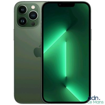 On voit un iPhone 11 vert dont l'appareil photo est tourné vers l'objectif.