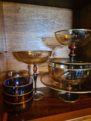 trois bols et deux verres posés sur une étagère