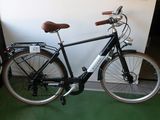 un vélo garé contre un mur