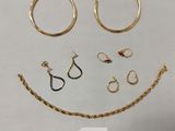 un smiley composé d'anneaux en or et d'autres bijoux