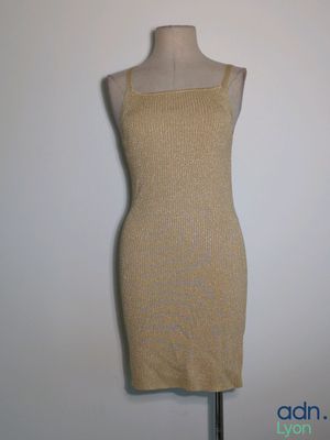 une photo d'une robe sur un mannequin posé sur un support