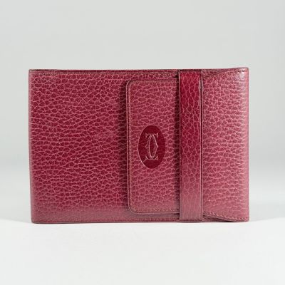 Le portefeuille en cuir rouge est ouvert et prêt à l'emploi.