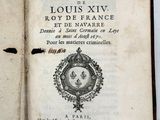 un vieux livre sur lequel figure l'image d'un homme portant une couronne