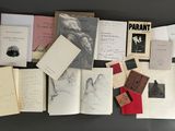 de nombreux livres posés sur une table, avec beaucoup de papiers
