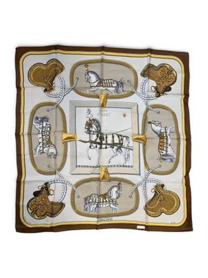 foulard carré marron et blanc orné de chevaux et de calèches
