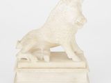 sculpture en marbre représentant un sanglier, posée sur un socle en marbre