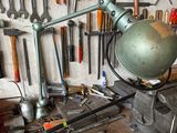 de nombreux outils accrochés au mur d'un atelier