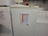 un réfrigérateur blanc dans une petite cuisine équipée d'une cuisinière