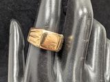 une photo d'une bague en or sur la main d'un mannequin