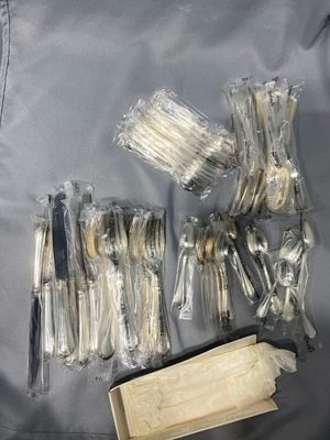 beaucoup de fourchettes et de cuillères qui se trouvent dans le sac