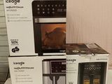 Plusieurs cartons de nourriture sont empilés les uns sur les autres sur une table