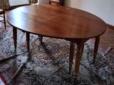 une grande table en bois au milieu d'un salon
