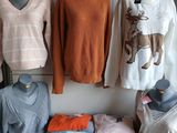 plusieurs mannequins et pulls exposés dans un magasin de vêtements