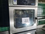 un four argenté portant un numéro, dans une cuisine