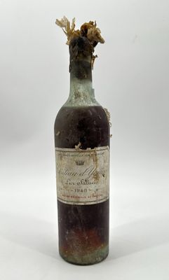 une bouteille de vin qui a été laissée sur la table