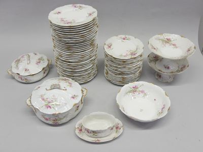 beaucoup d'assiettes, de tasses et de soucoupes sur la table