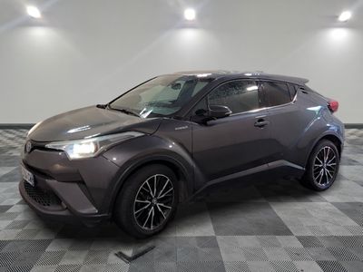 Une Toyota C-HR de 2020 dans un showroom au sol à damier