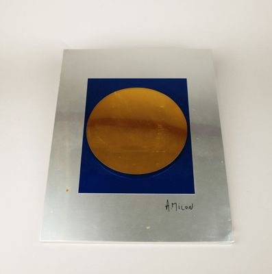 une image représentant un cercle jaune sur fond bleu