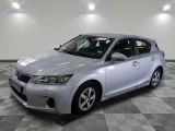 la photo d'une voiture argentée garée dans un garage