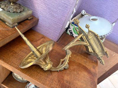 PIC-CIERGE mural en bronze. L. 45 cm.