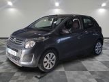 la photo d'une petite voiture garée dans un garage