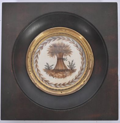 une assiette sur laquelle est représenté un palmier