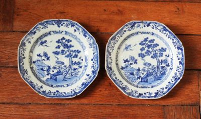 deux assiettes bleues et blanches ornées de fleurs, posées sur un plancher en bois