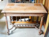 une table en bois avec une étagère dans une pièce