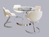 une table en verre entourée de quatre chaises