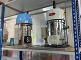 une étagère sur laquelle sont disposés de nombreux types de récipients différents