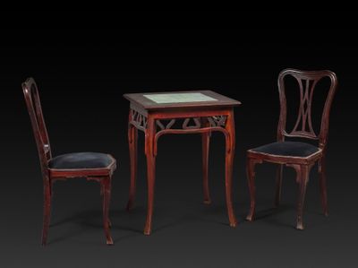 deux chaises et une table au plateau en verre sur fond noir