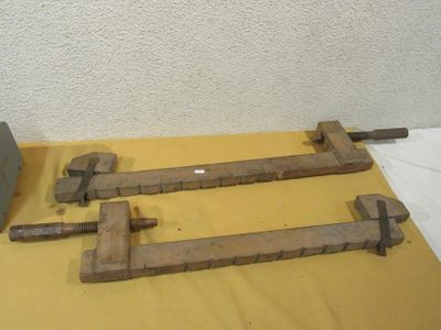 deux vieux outils posés l'un à côté de l'autre sur une table