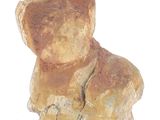 statue d'un ours en peluche assis sur un rocher posé sur une surface blanche