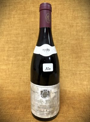 une bouteille de vin posée sur une table
