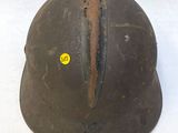 un casque sur lequel est apposé un autocollant jaune