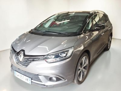 l'avant d'une voiture argentée dans une pièce blanche