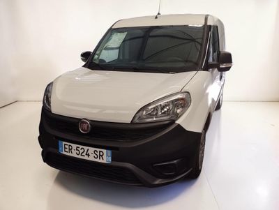 La camionnette blanche est garée sur le sol blanc de la pièce.