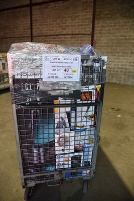 un chariot contenant beaucoup d'articles dans un entrepôt