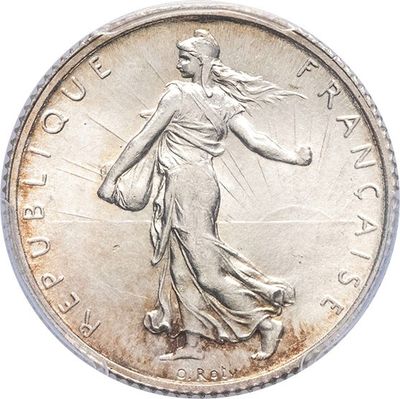 l'image d'une pièce d'argent sur laquelle marche une femme