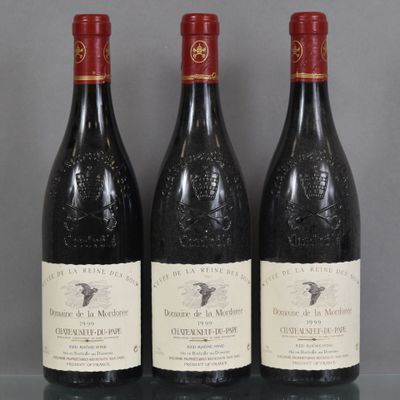 trois bouteilles de vin sont alignées sur une table