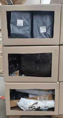 de nombreux cartons empilés les uns sur les autres dans un entrepôt