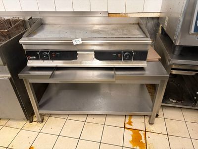 deux fours qui se trouvent dans une cuisine