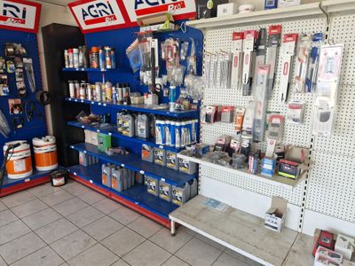 de nombreux articles à vendre sur les étagères du magasin